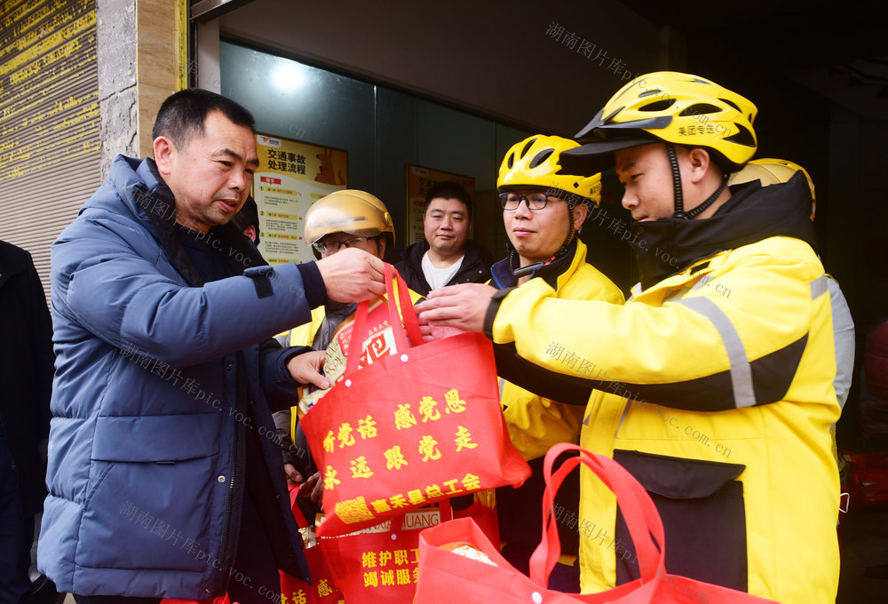 嘉禾：春节送祝福，情暖快递哥