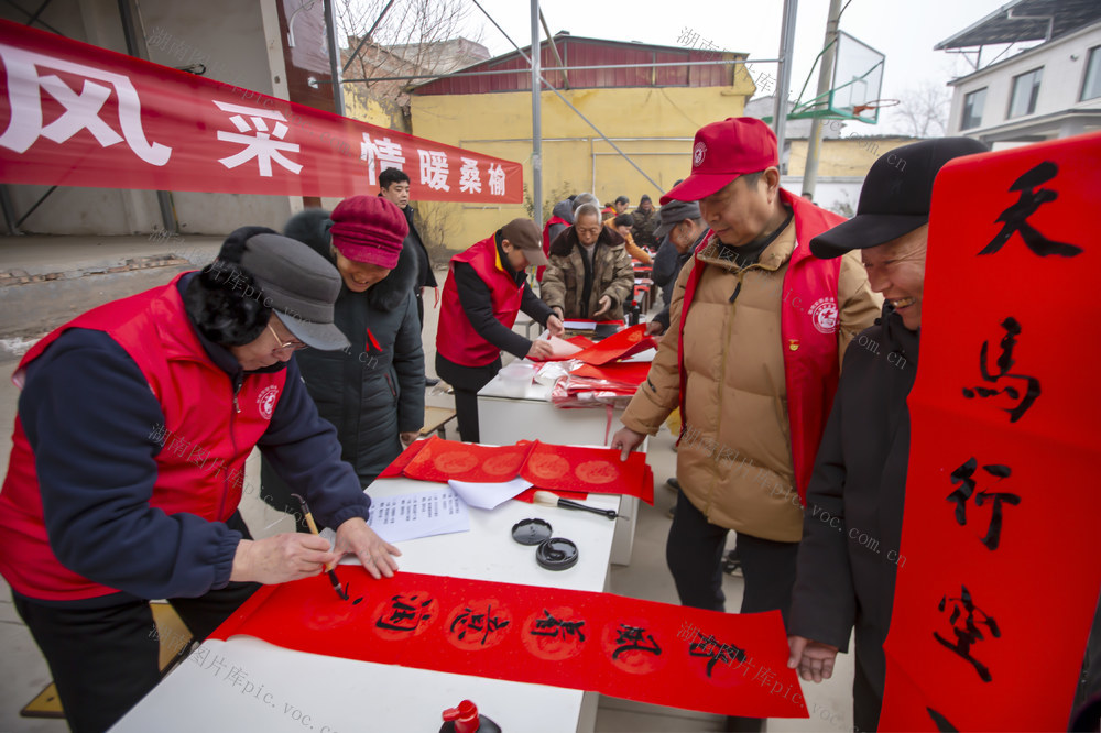 春联，书写，书法家，志愿者，红马甲，电力人，退休人员，现场书写，挥毫泼墨，游戏体验，国网安阳供电公司