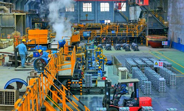 五矿铜业  工人  电解槽面  作业