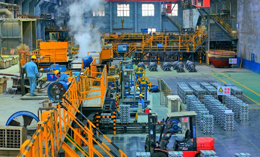 五矿铜业  工人  电解槽面  作业