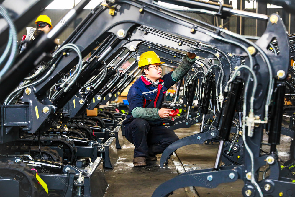 节后  企业  生产  开门红  挖掘机