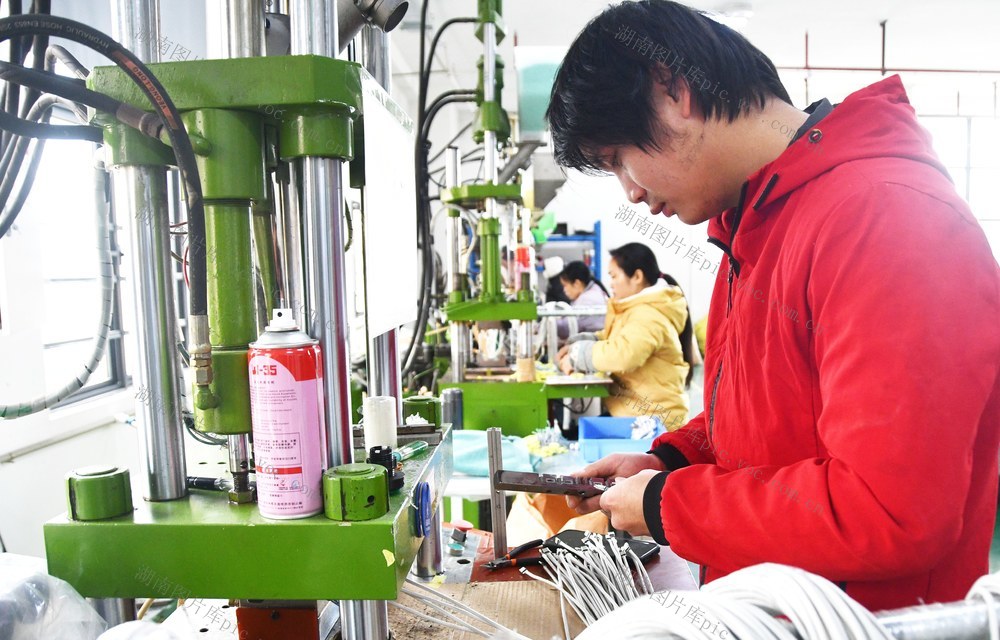 企业生产忙 力争“开门红