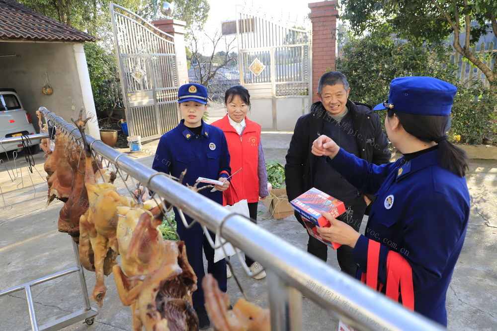 消防宣传 熏腊肉 敲门入户送平安