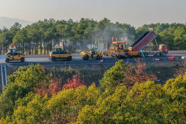 2026年1月8日，湖南省永州市零道高速道县段，工人在铺设沥青面层。