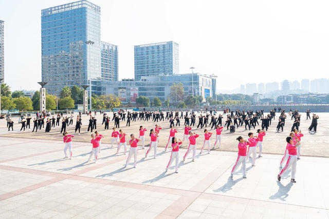 广场舞培训   丰富市民文体生活