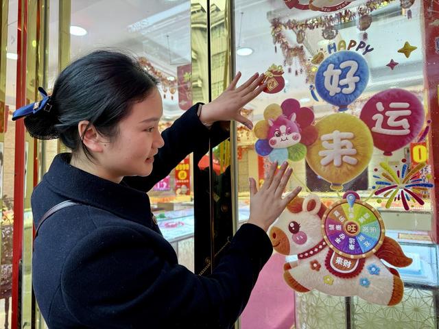 扮靓门店迎新年
