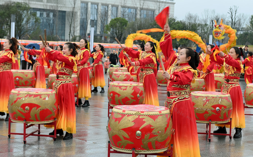 击鼓 喜庆 迎新春 春节 文化 文艺 艺人 鼓 广场 佳节 气氛 欢歌  载舞 祈福