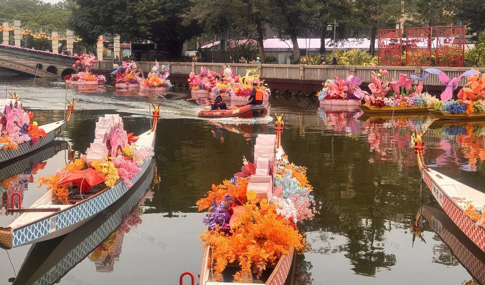 “岭南新春水上花市” 水上花船载满鲜花