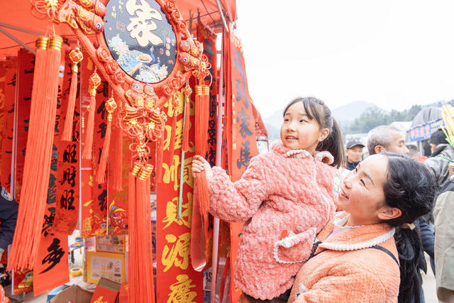 年关集市   人气爆棚   购销旺年味浓