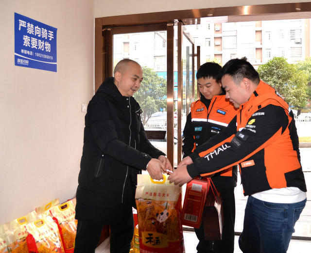 送福迎春 慰问暖“新”