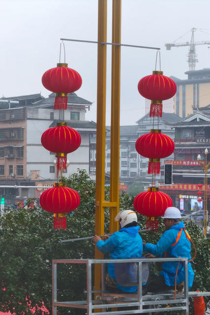 春节、挂灯笼、迎新春、施工、过年氛围