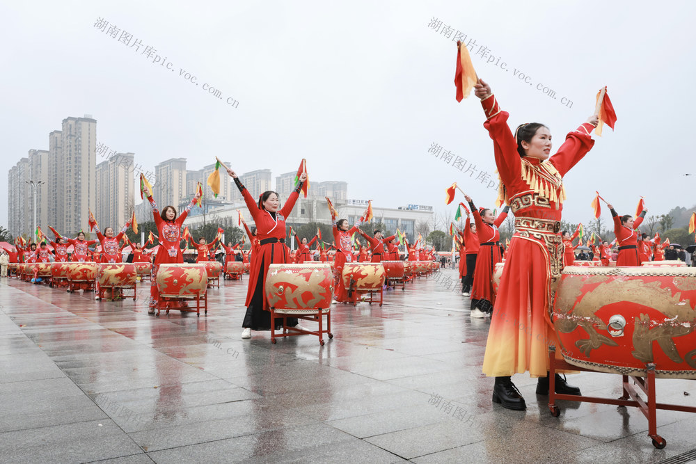 舞龙  杂技  戏曲  喜迎新春  锣鼓