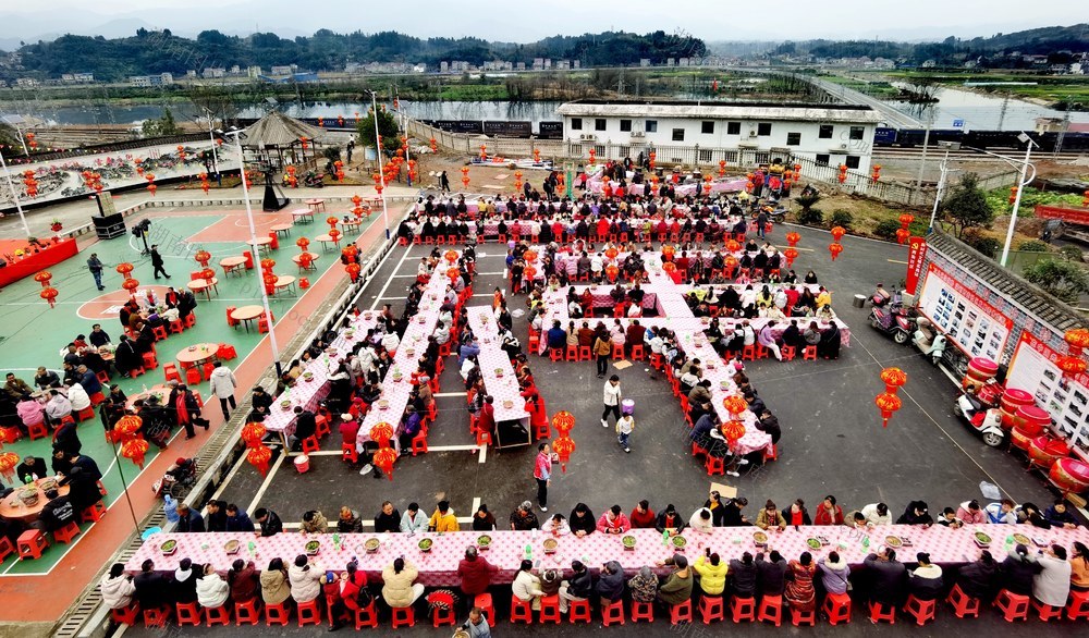 热热闹闹"过小年" 
