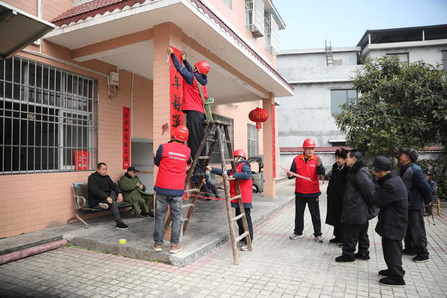 湘西龙山 党员服务队为敬老院拍摄全家福