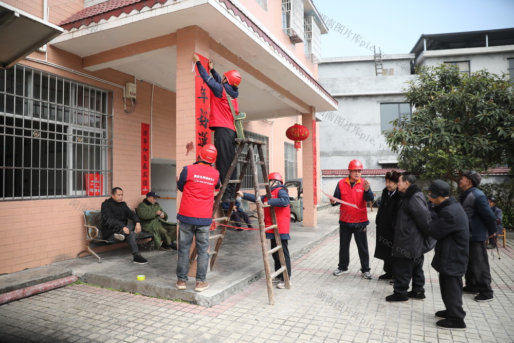 湘西龙山 党员服务队为敬老院拍摄全家福