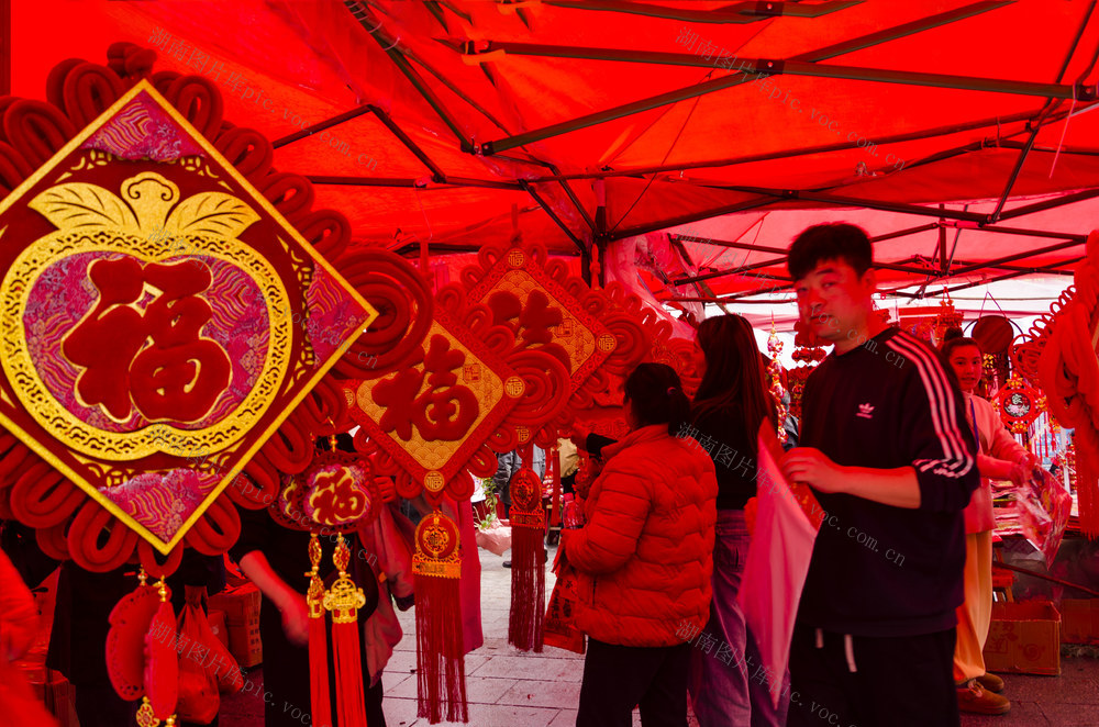 市民 选购 新春 对联 年画 饰品