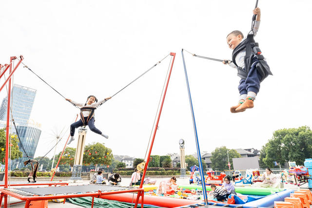 蹦高    游玩   乐享春节美好时光