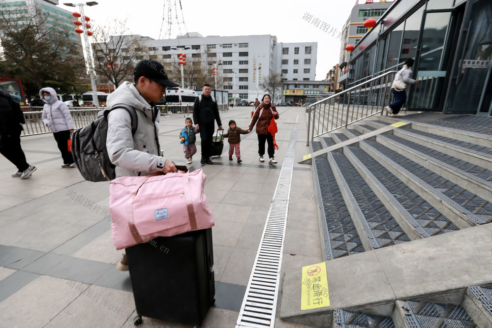 春运，铁路，列车，旅客，返乡，打工，小候鸟，火车站，进站口，回家过年