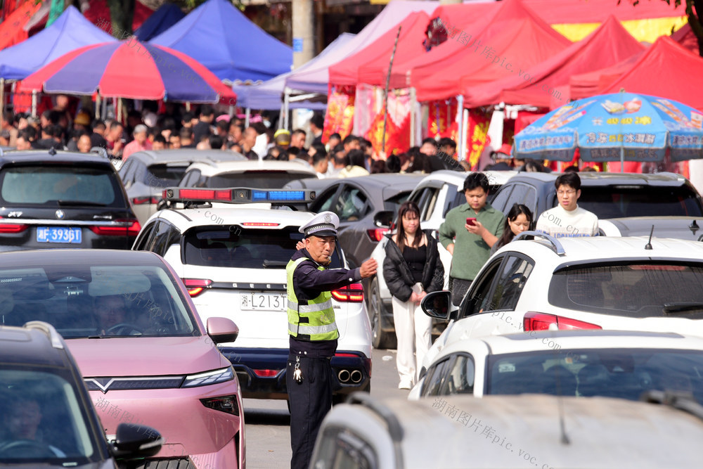 疏导交通保畅通