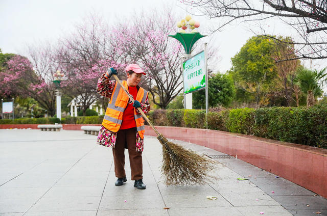 除夕  环卫  工人  坚守  岗位
