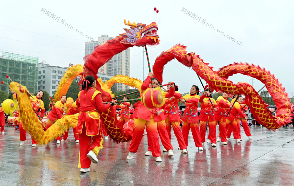 舞龙 迎新春 春节 民俗 文化 群众 喜庆 街道 欢乐 表演 祈福