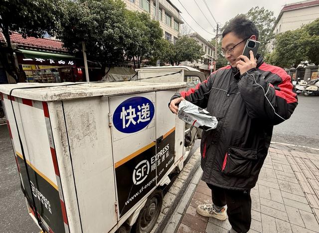 通道：快递“小哥”在岗送货忙
