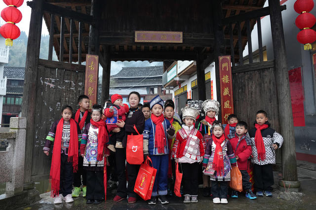 侗寨春节年俗  小孩“闹年” 通道侗寨
