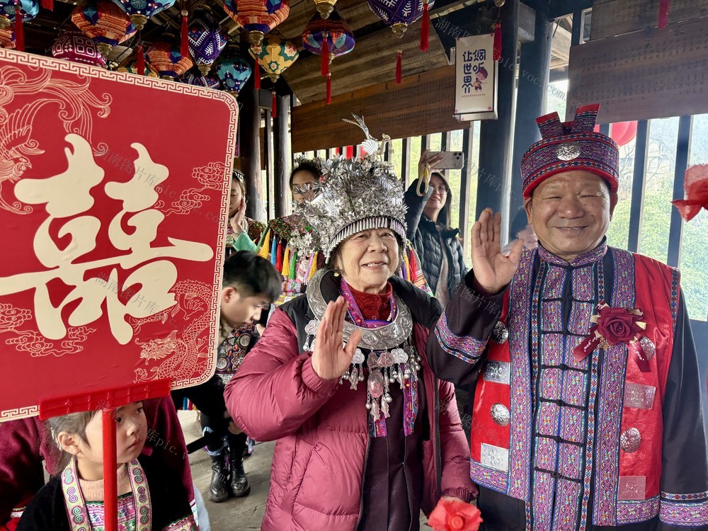 侗寨感受金婚之乐
