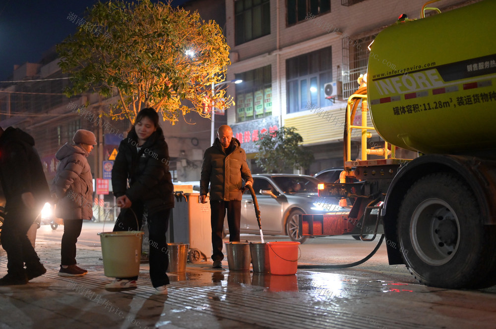 春节  假期  幸福  岗位  劳动  坚守