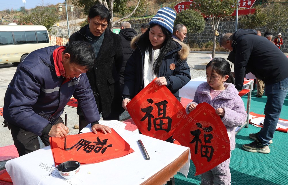 写春联 拍全家福 涟源 