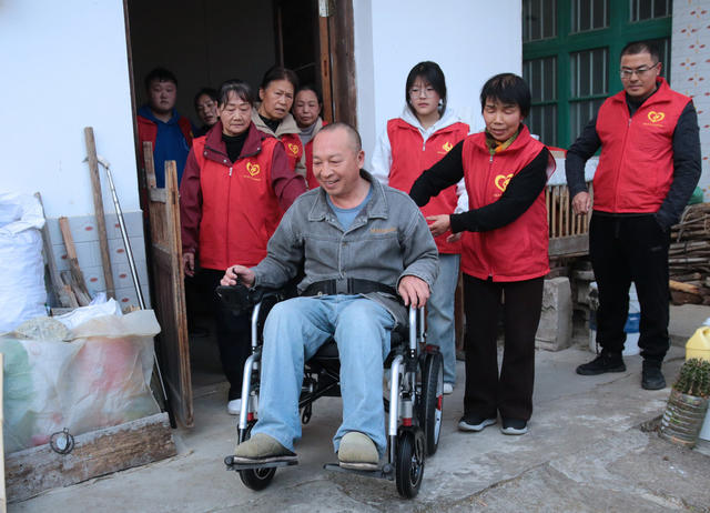 湖南桂东 电动轮椅 暖 志愿者