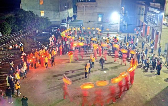 老屋  村民  舞龙  闹新春