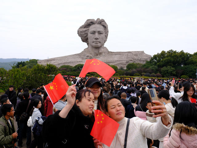 橘子洲，游人如织