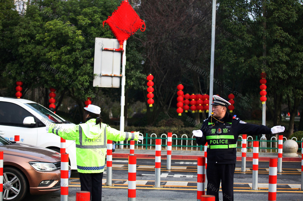 怀铁交警为节日旅客开设平安通道