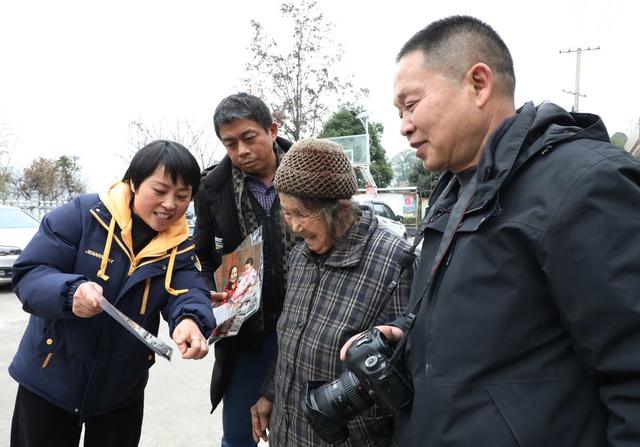  为留守老送新春礼物
