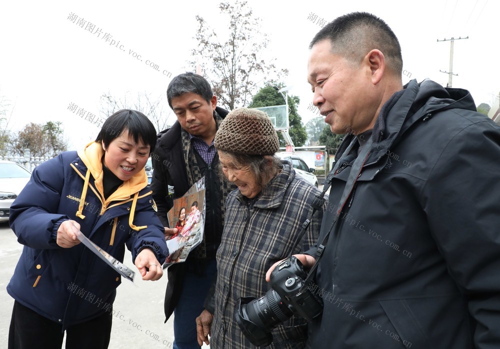  为留守老送新春礼物
