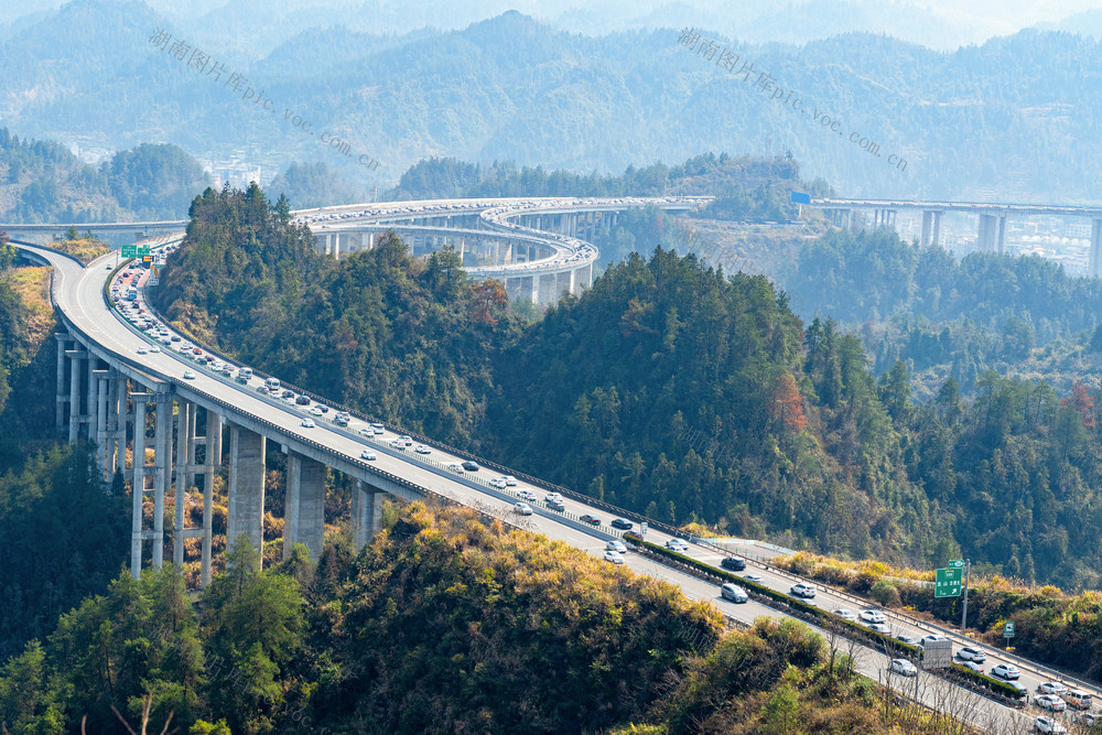 返程高峰车如潮   石家寨高速大桥段