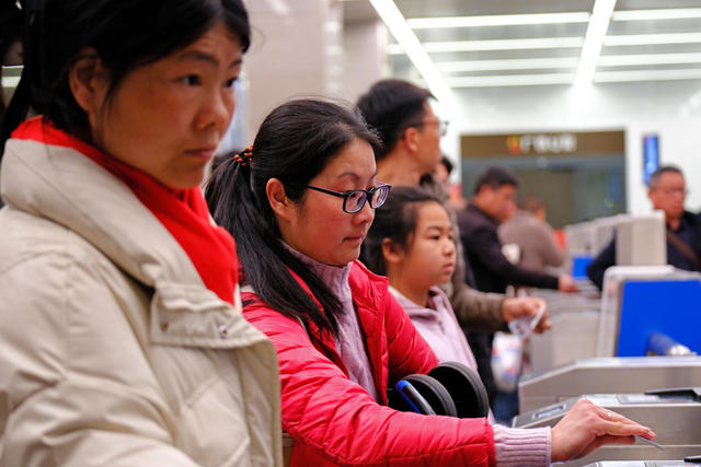 旅客有序返程，长沙火车站