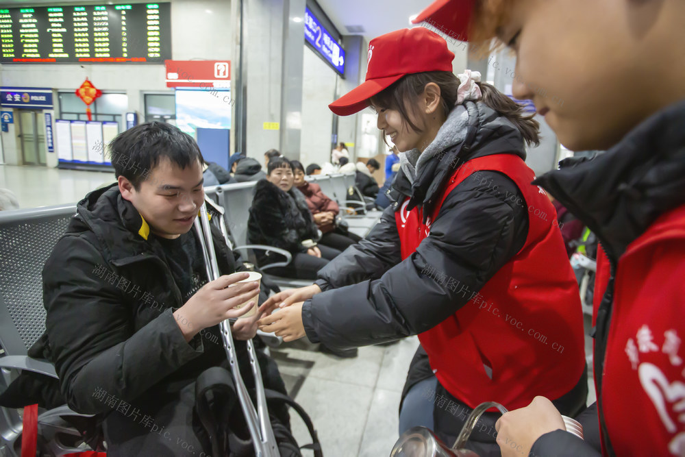 春运，铁路，旅客，检票，火车站，安检处，候车厅，志愿者，红马甲，返程客流，铁路志愿者