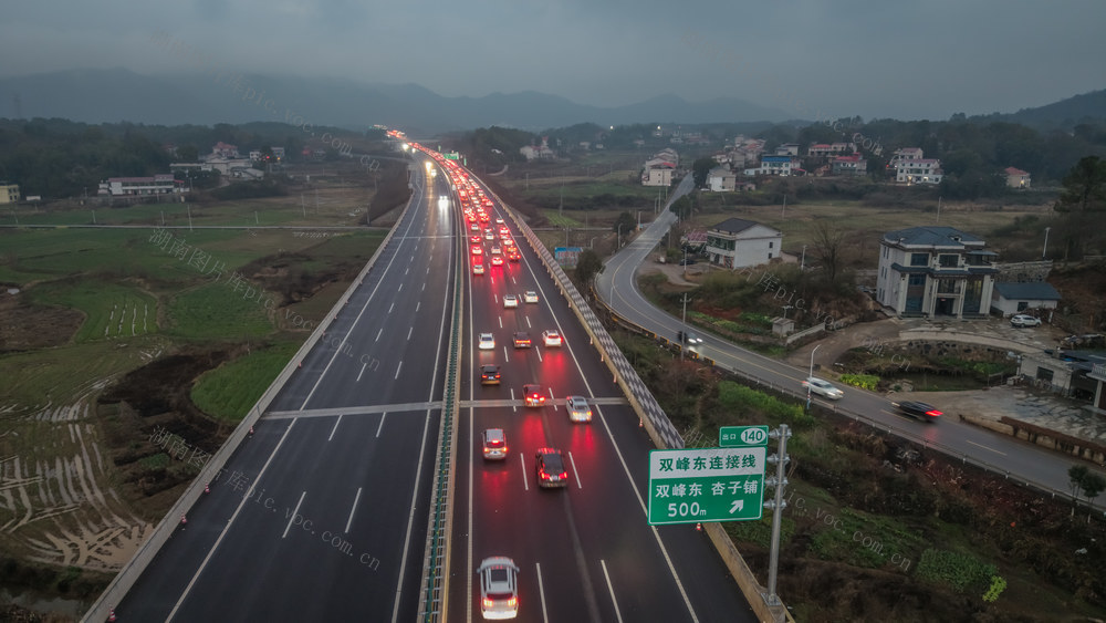 高速车流   长红映田园