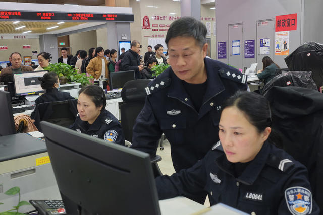 嘉禾：服务群众办证忙