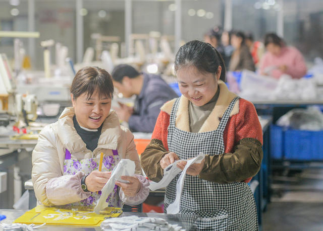 湖南道县：新春开工赶订单 