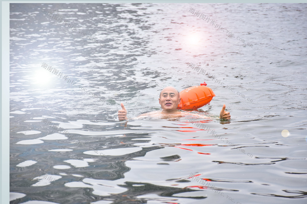 泳动赧水 健康迎春