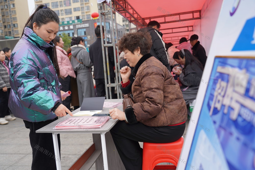 春风送岗促就业（图）
2月25日，湖南省隆回县在人民广场举行2026年劳务招聘会，县内上百家企业现场招聘。当天，300余名务工人员现场找到工作。
