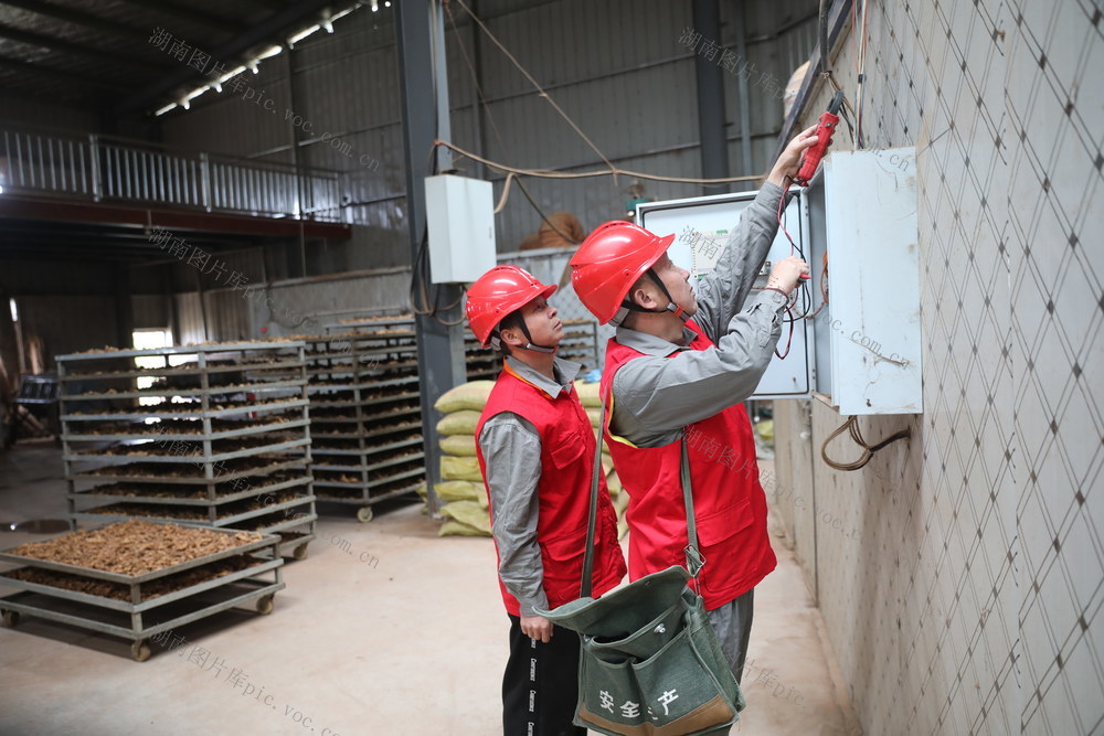 湘西龙山  供电员工上门服务企业复工复产