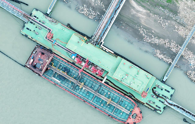 跃马扬鞭忙生产