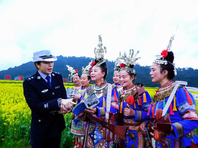 通道 举行 油菜 花节 交通 警察 宣传 安全 知识 