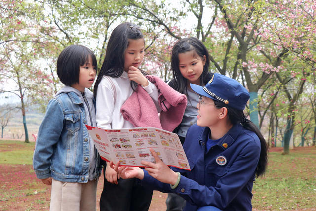 春光 假日 游客 平安 守护 消防 宣传 樱花园 赏花 防火
