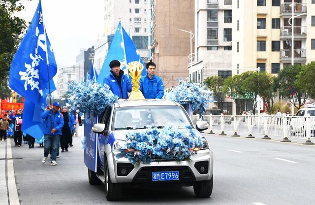 举行“湘超”冠军奖杯巡展