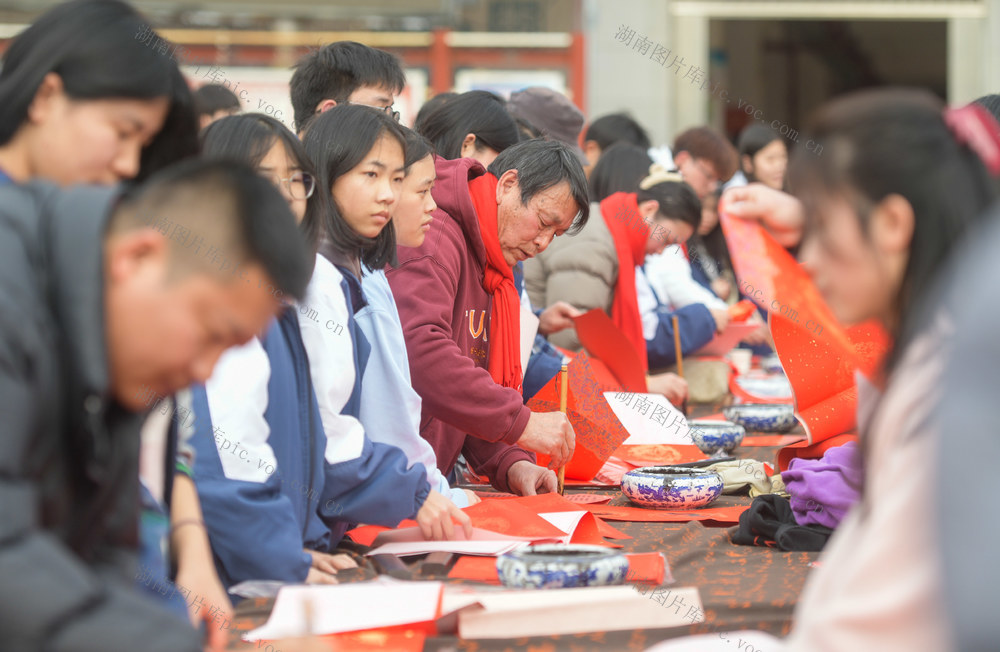 湖南道县：迎新春 送春联